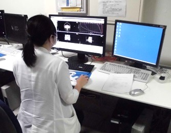 放射線治療計画用コンピュータを使用している様子の写真