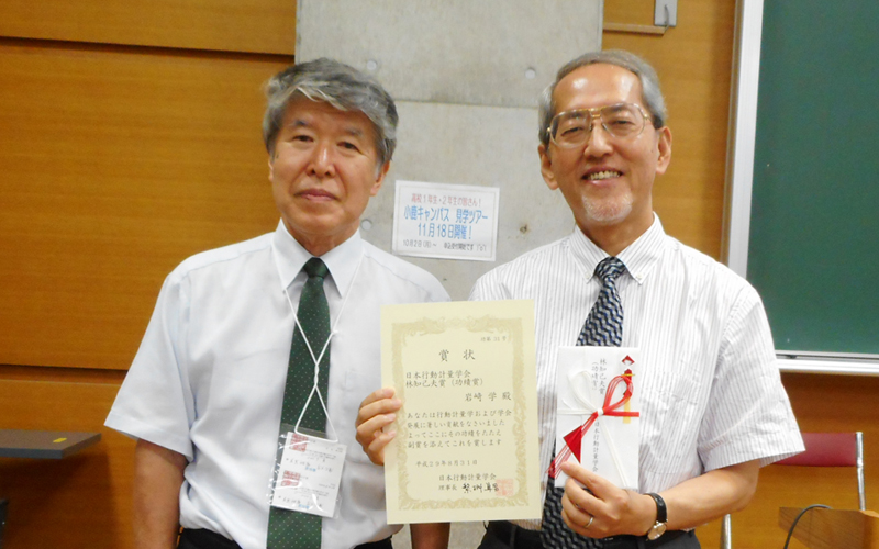 右側は岩崎学教授、左側は日本行動計量学会　繁桝算男理事長です。