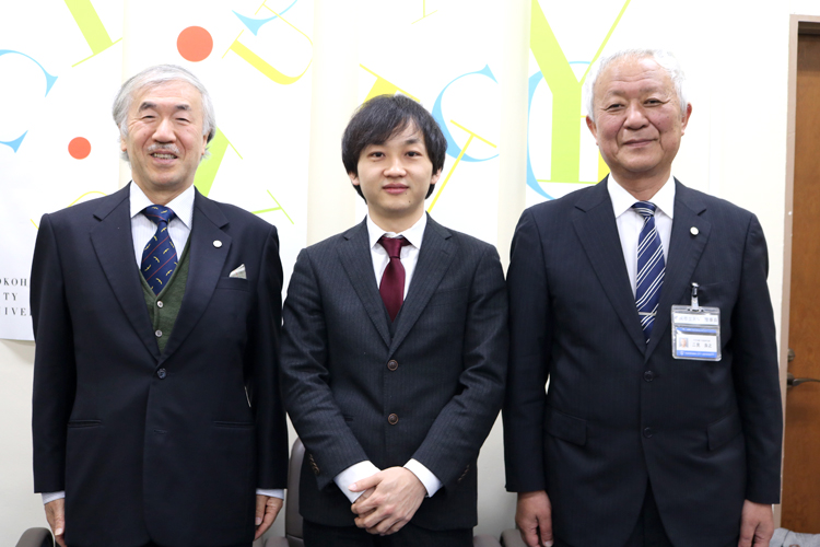 左から窪田学長、武部教授、二見理事長