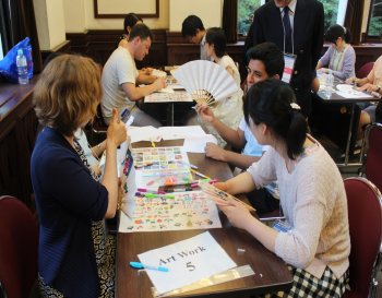 第2回大倉山国際学生フォーラム　日本の扇子に絵を描き交流