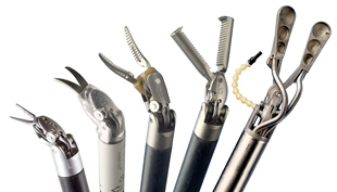 様々な鉗子の種類があり、多様な手術手技が行えます。