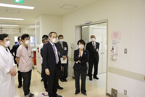 林市長による新型コロナウイルス感染症病棟の視察（附属病院）