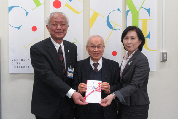 左から二見理事長、遠山倶進会会長、相原学長