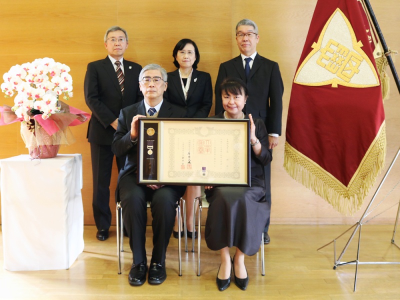 前列左：林氏　右：小山内理事長　後列左から寺内医学部長、相原学長、遠藤副学長