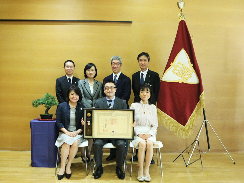 前列左：小山内理事長　中央：岩岡様　右：晶子夫人　後列左から大澤国際商学部長、相原学長、遠藤副学長、吉泉事務局長