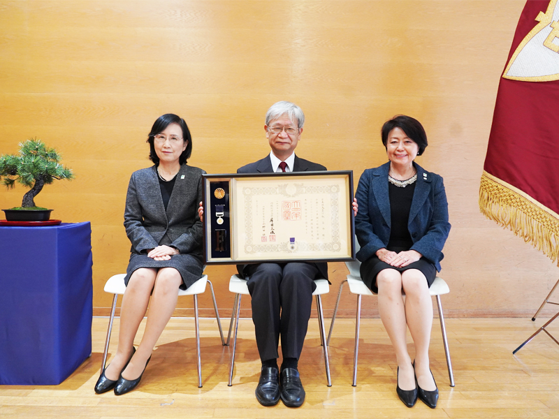 前列左：小山内理事長　中央：飯島様　右：相原学長