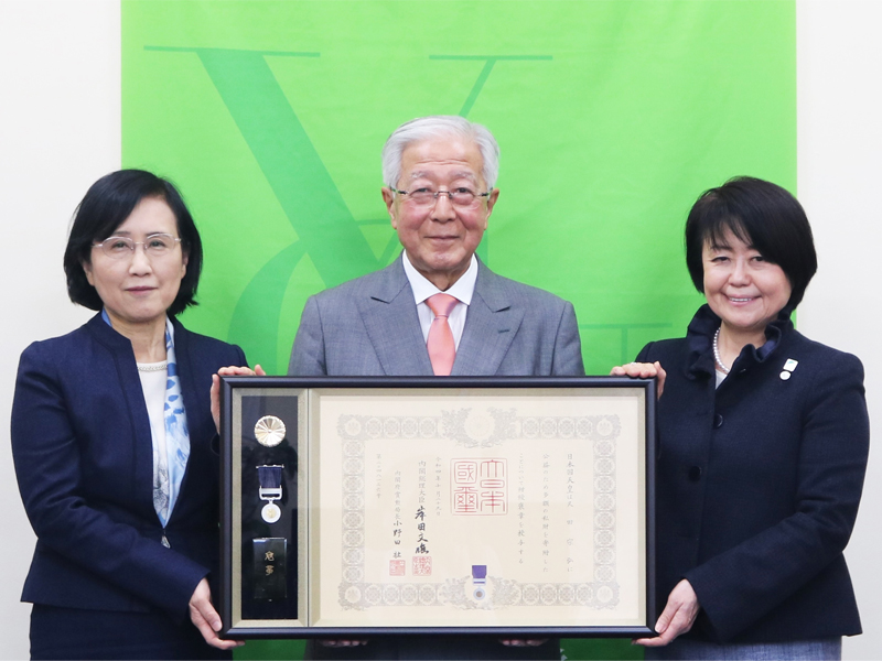 左：相原学長　中央：久田氏　右：小山内理事長　