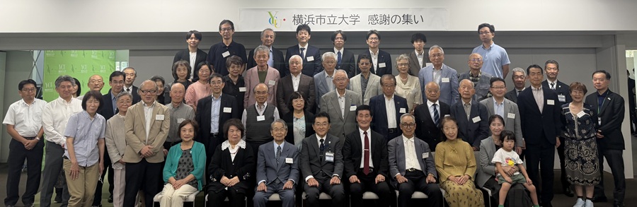寄附者の皆様と記念撮影 