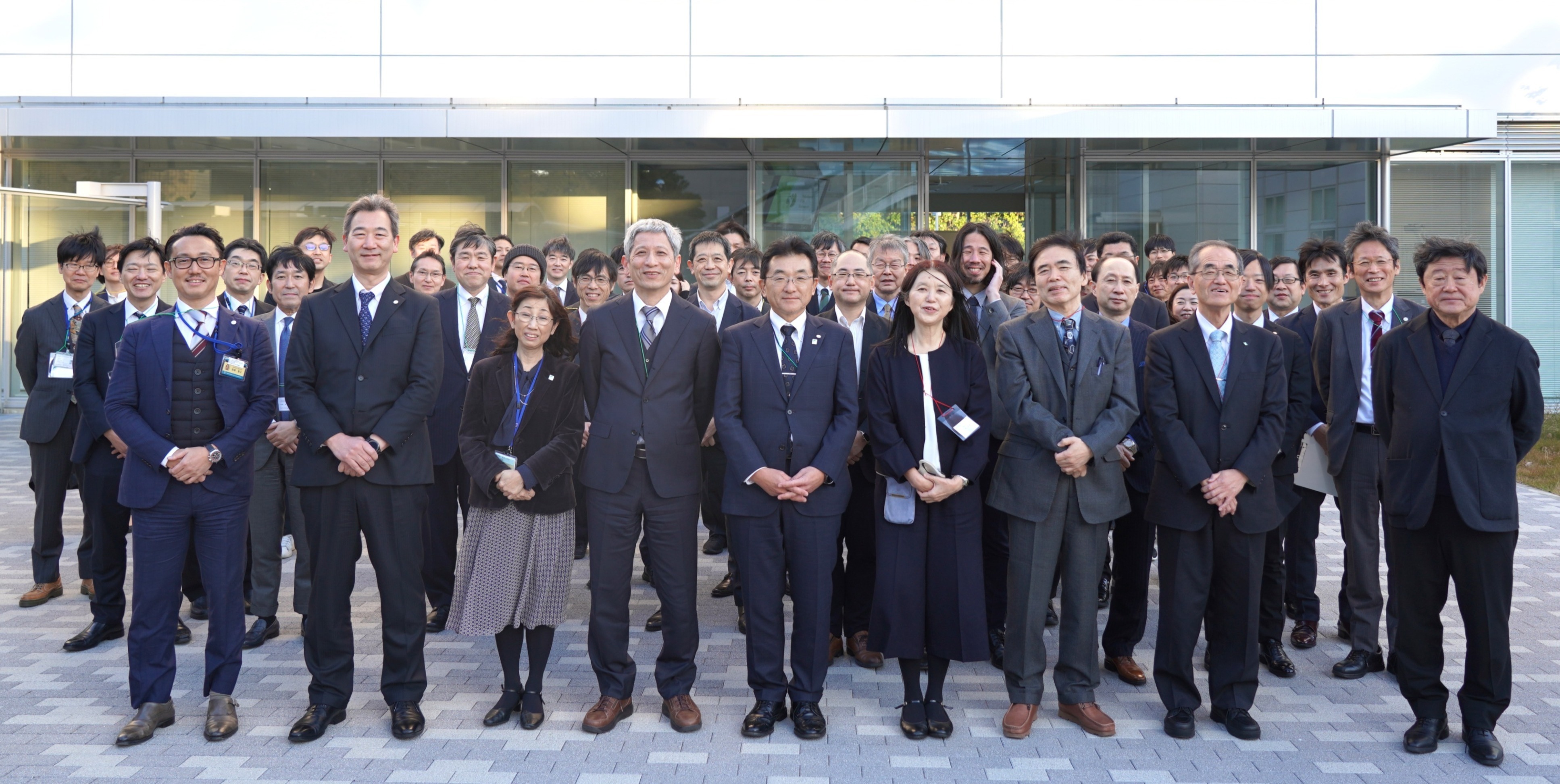 オープンイノベーションラボ前で参加者の皆さまと