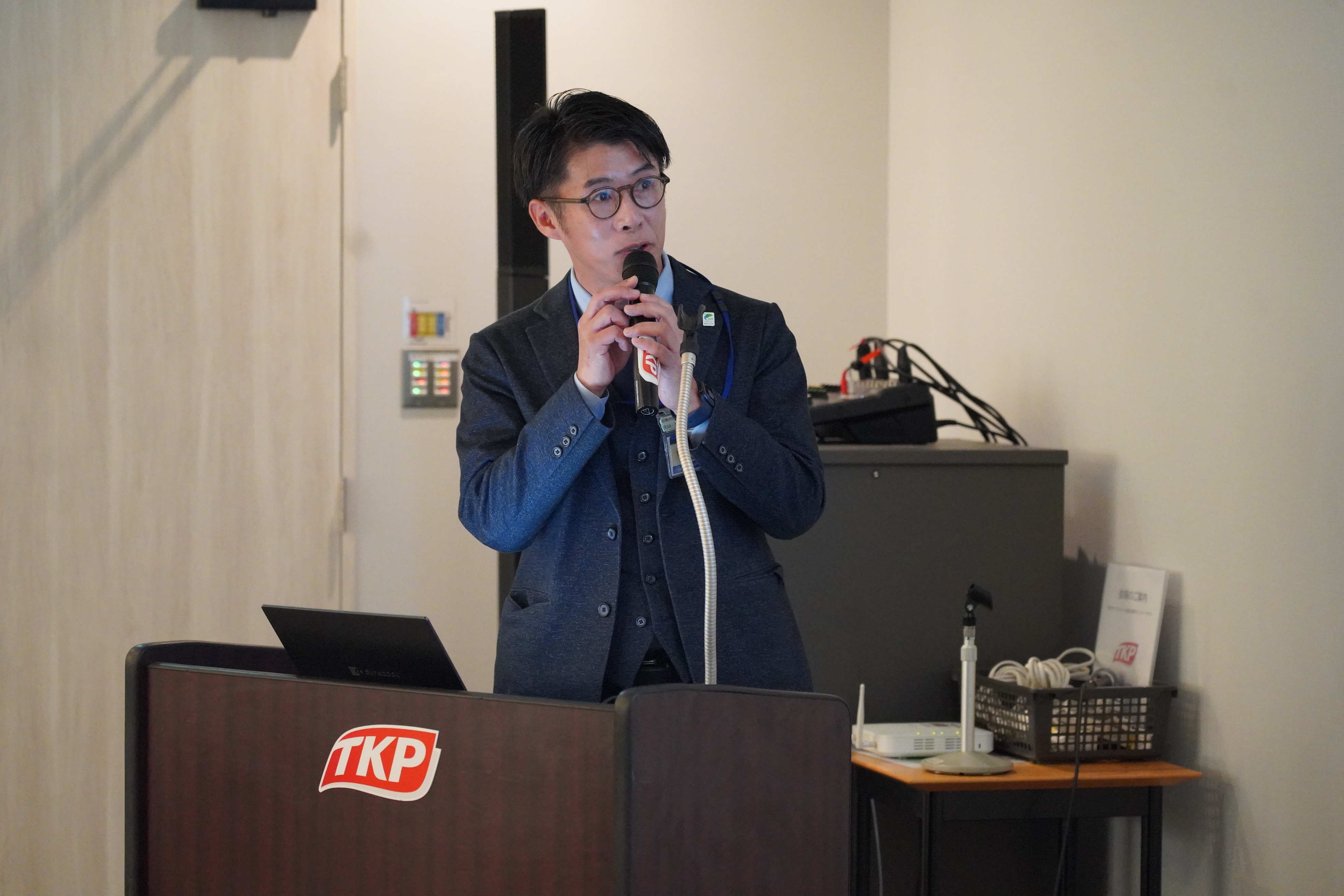  大学発ベンチャー(株)CROSS SYNCの説明をする高木俊介先生