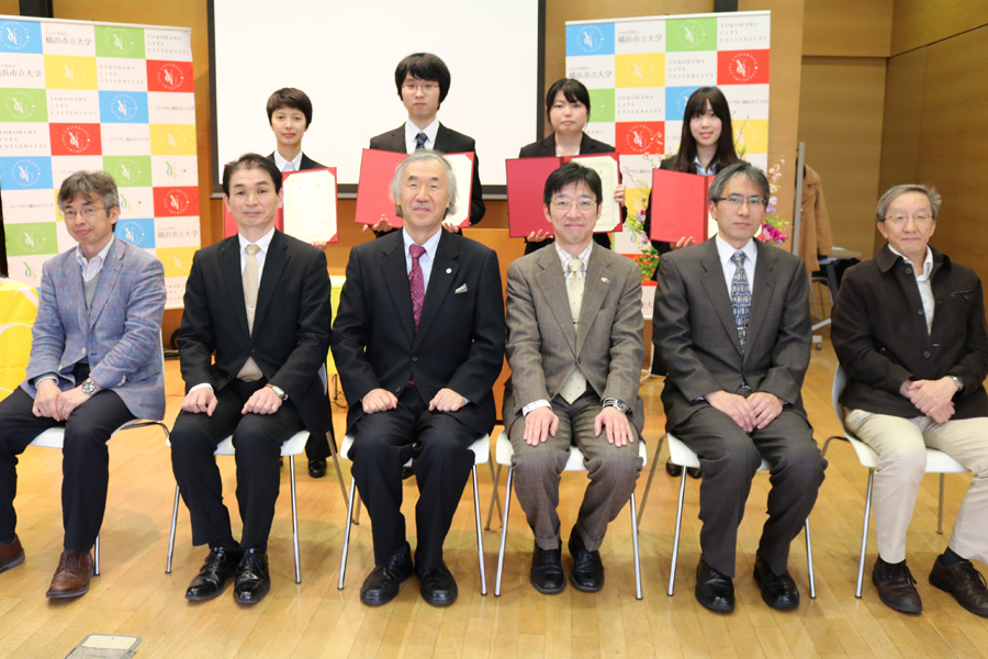 窪田学長（前列中央左）、中條国際総合科学部長（前列中央右）と記念撮影
