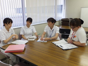 病院での実習カンファレンス風景 