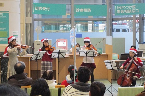 医学部の学生団体「福浦絃楽舎」が演奏している様子