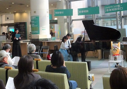 坪井夕佳さんと坪井千佳さんがピアノを演奏している様子