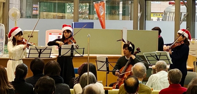 医学部生の学生団体のふくうらげんがくしゃが演奏をしている様子