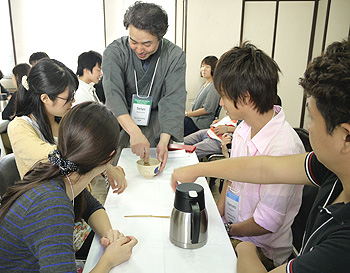 奈良宋久さんによる茶の湯のデモンストレーション